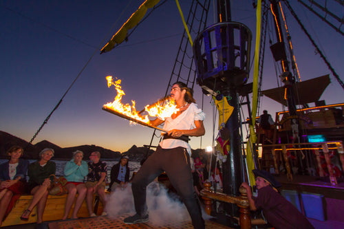 ¡Barco Pirata Yo Ho! Espectáculo al Atardecer y Cena BBQ